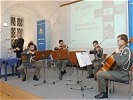 Begleitet von den Klängen der Gardemusik... (Bild öffnet sich in einem neuen Fenster)