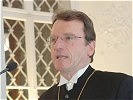 Nach der Laudatio durch den evangelischen Bischof Mag. Herwig Sturm... (Bild öffnet sich in einem neuen Fenster)
