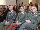 ...die anwesenden Festgäste aus Militär... (Bild öffnet sich in einem neuen Fenster)