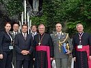 Militärbischof Werner mit Verteidigungsminister Platter vor der Grotte. (Bild öffnet sich in einem neuen Fenster)