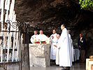 ... leitete auch die Messe vor der Grotte. (Bild öffnet sich in einem neuen Fenster)