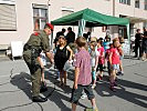 ...oder eine Schutzweste von der Militärpolizei anprobieren. (Bild öffnet sich in einem neuen Fenster)