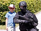 Schnell ein Foto mit einem Jagdkommandosoldaten... (Bild öffnet sich in einem neuen Fenster)