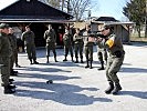Zuvor üben die Soldaten im Trockentraining. (Bild öffnet sich in einem neuen Fenster)