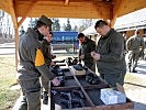 Vorbereiten der Munition für das Scharfschießen. (Bild öffnet sich in einem neuen Fenster)