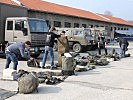 Die Soldaten fassen ihre Bekleidung aus. (Bild öffnet sich in einem neuen Fenster)
