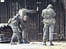 Bei der Kontrolle sichern sich die Soldaten gegenseitig. (Bild öffnet sich in einem neuen Fenster)