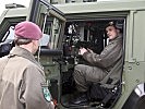 Oberstleutnant Mario Mikosch beim Probesitzen. (Bild öffnet sich in einem neuen Fenster)