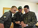 Hauptmann Jansche, m., koordiniert den Einsatz der Pioniere. (Bild öffnet sich in einem neuen Fenster)
