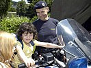 Auch Blaulichtorganisationen, wie hier ein Motorradpolizist,... (Bild öffnet sich in einem neuen Fenster)