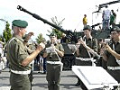 Bei Gulasch und Klängen der Militärmusik... (Bild öffnet sich in einem neuen Fenster)