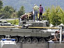 ...und ein Kampfpanzer "Leopard" 2A4. (Bild öffnet sich in einem neuen Fenster)