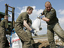 Weitere Soldaten begannen inzwischen, so genannte "Big Bags" zu füllen. (Bild öffnet sich in einem neuen Fenster)