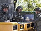 Verpflegung wird ausgegeben. (Bild öffnet sich in einem neuen Fenster)