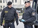 Polizisten überprüfen den gefundenen Sprengstoff. (Bild öffnet sich in einem neuen Fenster)