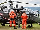 Vor dem Abflug werden letzte Absprachen getätigt. (Bild öffnet sich in einem neuen Fenster)