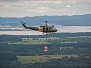 Eine UH-1D der Bundeswehr über dem Moldau-Stausee. (Bild öffnet sich in einem neuen Fenster)