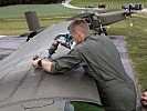 Ein Techniker betankt ein Bundesheer-Flugzeug. (Bild öffnet sich in einem neuen Fenster)