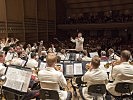 Die Militärmusik im ausverkauften Brucknerhaus. (Bild öffnet sich in einem neuen Fenster)