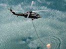 Ein "Black Hawk" nimmt Wasser... (Bild öffnet sich in einem neuen Fenster)