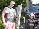 Ein "Juniorpolizist" erprobt die Schutzausrüstung. (Bild öffnet sich in einem neuen Fenster)