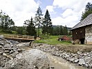 Die Brücke ist fertig - die Weidegründe sind wieder erreichbar. (Bild öffnet sich in einem neuen Fenster)