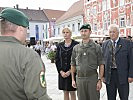 Hofer meldet die angetretene Truppe an Brigadekommandant Starlinger. (Bild öffnet sich in einem neuen Fenster)