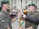 Oberstleutnant Hofer gibt das Kommando an Brigadier Starlinger zurück. (Bild öffnet sich in einem neuen Fenster)