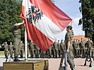 Der Fahnentupp beim Einholen der Flagge. (Bild öffnet sich in einem neuen Fenster)