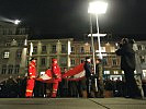 Die Abordnungen der Einsatzorganisationen bei der Flaggenparade. (Bild öffnet sich in einem neuen Fenster)