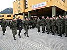 Tatschl, Gessl-Ranftl und Starlinger schreiten die Front ab. (Bild öffnet sich in einem neuen Fenster)