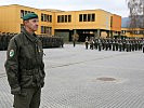 Oberstleutnant Tatschl vor seinen Soldaten. (Bild öffnet sich in einem neuen Fenster)