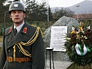 Oberleutnant Lick von der Garde vor dem Gedächtnishain. (Bild öffnet sich in einem neuen Fenster)