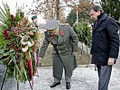 Generalleutnant Segur-Cabanac und Minister Darabos mit dem Kranz. (Bild öffnet sich in einem neuen Fenster)