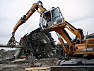 Die Trümmer werden von einem Bagger beseitigt. (Bild öffnet sich in einem neuen Fenster)