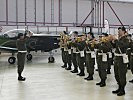 Viezeleutnant Perner dirigiert die Militärmusik für den Fliegermarsch. (Bild öffnet sich in einem neuen Fenster)