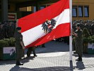 Die Dienstflagge wird gehisst. (Bild öffnet sich in einem neuen Fenster)