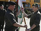 Brigadier Zöllner, l., übergibt das Feldzeichen an Oberstleutnant Mikitsch. (Bild öffnet sich in einem neuen Fenster)