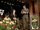 Militärkapellmeister Lackner applaudiert dem jungen Solisten. (Bild öffnet sich in einem neuen Fenster)