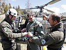 Die Jet-Piloten lernen die richtige Verwendung der Y-Schlinge. (Bild öffnet sich in einem neuen Fenster)