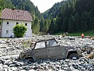 Die Wassermassen verschlangen ein Auto. (Bild öffnet sich in einem neuen Fenster)