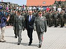 V.l.: Holzer, Wegscheider, Entacher beim Abschreiten der Front. (Bild öffnet sich in einem neuen Fenster)