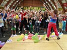 Alle Kinder tanzen mit Vortänzerin Daniela de Lima. (Bild öffnet sich in einem neuen Fenster)