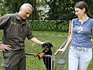 Oberst Trares mit einem der Militärhundewelpen aus Kaisersteinbruch. (Bild öffnet sich in einem neuen Fenster)