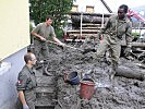 In dem kleinen Ort helfen die Soldaten ebenfalls. (Bild öffnet sich in einem neuen Fenster)