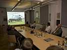 General Höfler gibt ein Briefing über das Österreichische Bundesheer. (Bild öffnet sich in einem neuen Fenster)