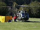 Der gelandete Hubschrauber mit der Feuerwehr. (Bild öffnet sich in einem neuen Fenster)