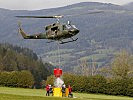 Der Helikopter beim Ablassen des Löschwassers. (Bild öffnet sich in einem neuen Fenster)