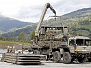 Auf Lkws mit Hakenladesystem ist die Pionierbrücke 2000 verladen. (Bild öffnet sich in einem neuen Fenster)