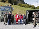 Wachtmeister Hecher erläutert eine Wasseraufbereitungsanlage. (Bild öffnet sich in einem neuen Fenster)